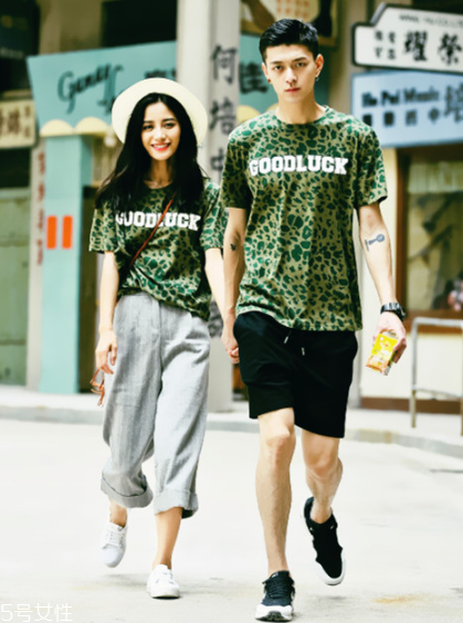 綠色短袖怎么搭配？綠色短袖搭配技巧