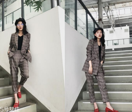 煙管褲怎么穿好看？煙管褲搭配技巧