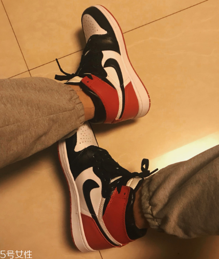 aj 1黑腳趾是荔枝皮嗎？aj 1黑腳趾皮質(zhì)是不是荔枝皮