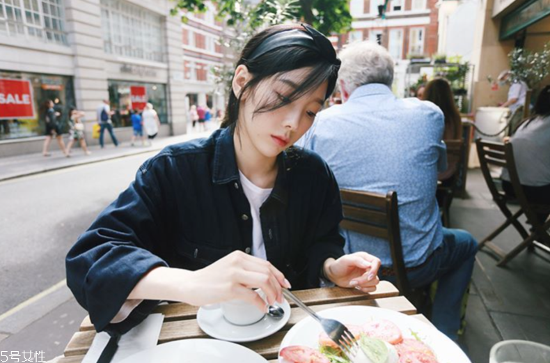 皮膚黃適合奶茶棕嗎 2018奶茶棕色發(fā)型圖片 皮膚黃適合奶茶棕嗎 2018奶茶棕色發(fā)型圖片