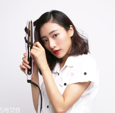 直發(fā)夾板怎么弄內(nèi)扣 直發(fā)夾板弄卷發(fā)圖解 直發(fā)夾板怎么弄內(nèi)扣 直發(fā)夾板弄卷發(fā)圖解