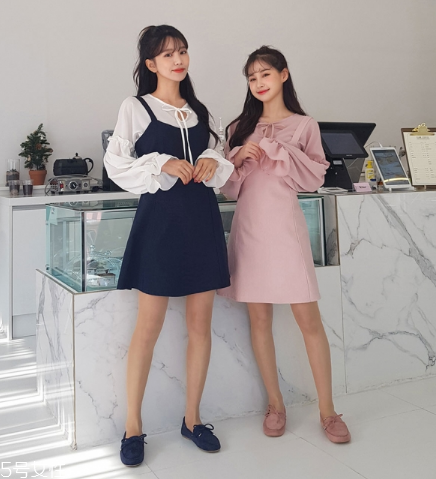 背帶裙配什么鞋子好看？背帶裙搭配鞋子技巧