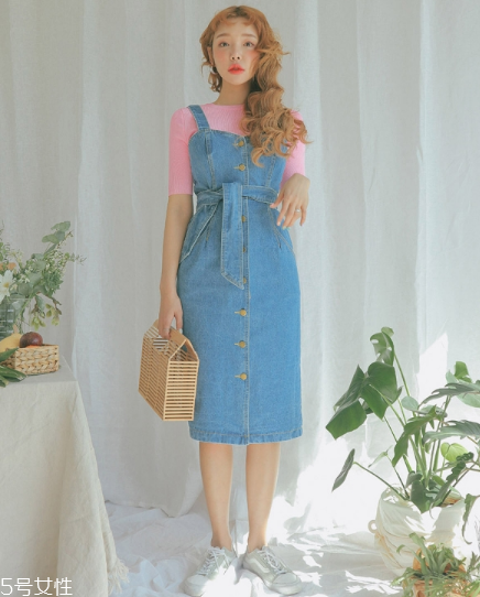 背帶裙配什么鞋子好看？背帶裙搭配鞋子技巧