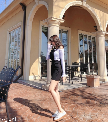 背帶裙配什么鞋子好看？背帶裙搭配鞋子技巧