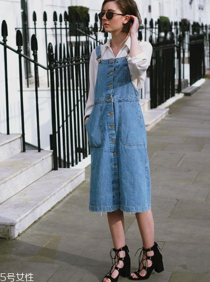 背帶裙配什么鞋子好看？背帶裙搭配鞋子技巧