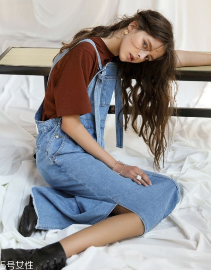 背帶裙配什么鞋子好看？背帶裙搭配鞋子技巧