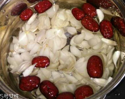 新鮮百合能泡水喝嗎？新鮮百合泡水好嗎？