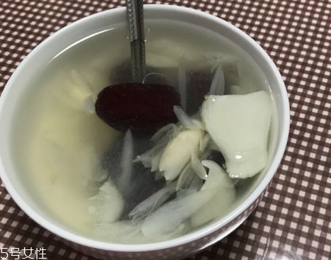 新鮮百合能泡水喝嗎？新鮮百合泡水好嗎？