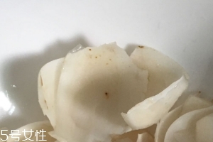 新鮮百合可以燉雞嗎？新鮮百合燉雞好吃嗎？