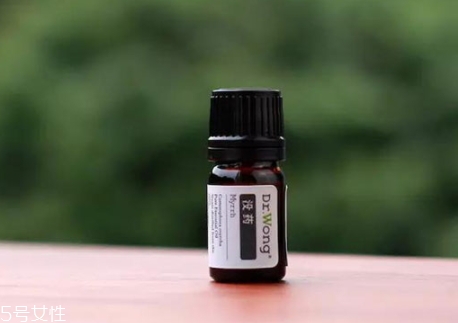 沒(méi)藥精油可以滴在內(nèi)褲上嗎？沒(méi)藥精油滴在內(nèi)褲上的好處