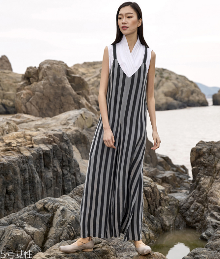 連體褲怎么穿好看？連體褲搭配技巧