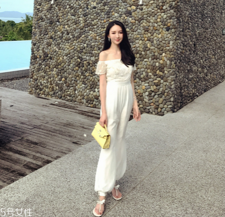 連體褲怎么穿好看？連體褲搭配技巧