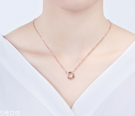 鎖骨鏈怎么搭配？鎖骨鏈搭配衣服技巧