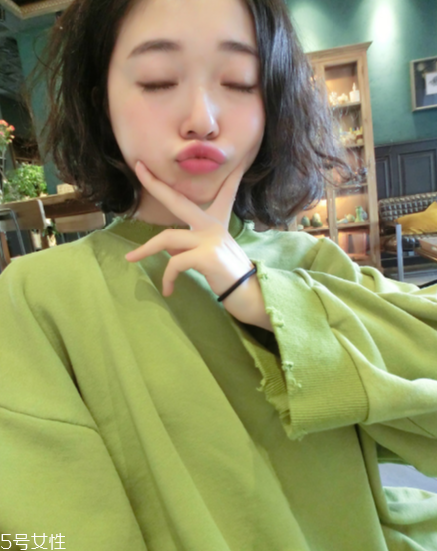 熒光色怎么搭配不顯黑？熒光色衣服搭配竅門(mén)