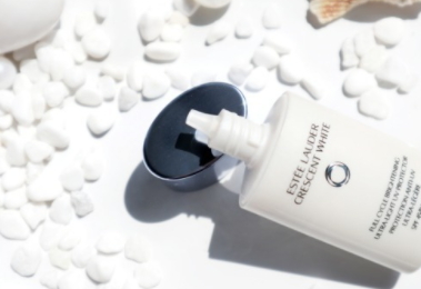 雅詩蘭黛晶透沁白搖搖防曬乳怎么樣？水感防曬不一斑