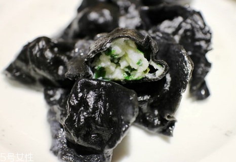 墨魚水餃為什么是黑色 墨魚水餃的皮怎么染成黑色的 墨魚水餃為什么是黑色 墨魚水餃的皮怎么染成黑色的