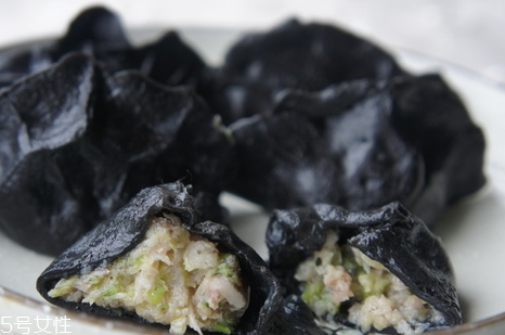 墨魚水餃為什么是黑色 墨魚水餃的皮怎么染成黑色的 墨魚水餃為什么是黑色 墨魚水餃的皮怎么染成黑色的
