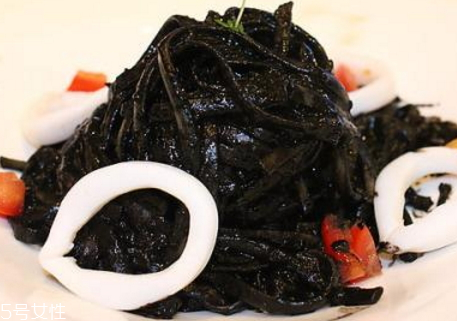 墨魚水餃怎么調(diào)餡 墨魚水餃皮的做法 墨魚水餃怎么調(diào)餡 墨魚水餃皮的做法