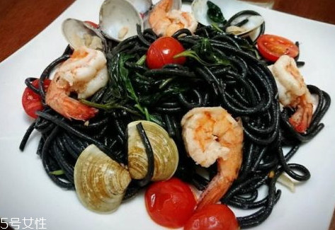 墨魚面為什么是黑的 墨魚面什么人不能吃 墨魚面為什么是黑的 墨魚面什么人不能吃