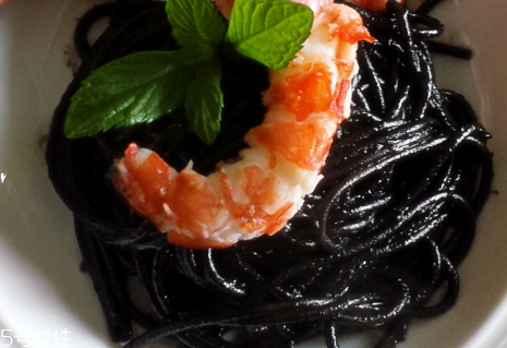 墨魚面為什么是黑的 墨魚面什么人不能吃 墨魚面為什么是黑的 墨魚面什么人不能吃