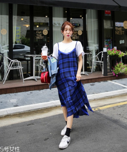 格子連衣裙搭配什么鞋子？格子連衣裙搭配技巧