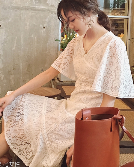 白色連衣裙怎么搭配？白色連衣裙搭配技巧