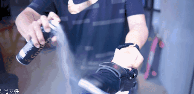 防水噴霧會(huì)傷害鞋面嗎 防水噴霧的原理 防水噴霧會(huì)傷害鞋面嗎 防水噴霧的原理