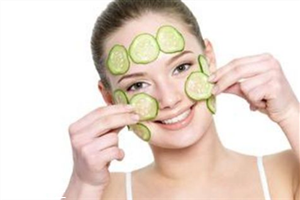 孕婦可以用黃瓜貼臉嗎 孕婦貼黃瓜做面膜的正確方法 孕婦可以用黃瓜貼臉嗎 孕婦貼黃瓜做面膜的正確方法