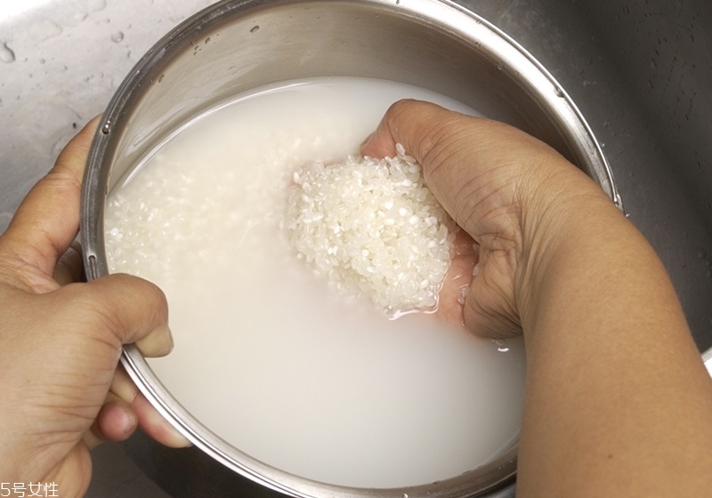 米飯?jiān)趺粗蠛贸?5個煮米飯好吃的技巧