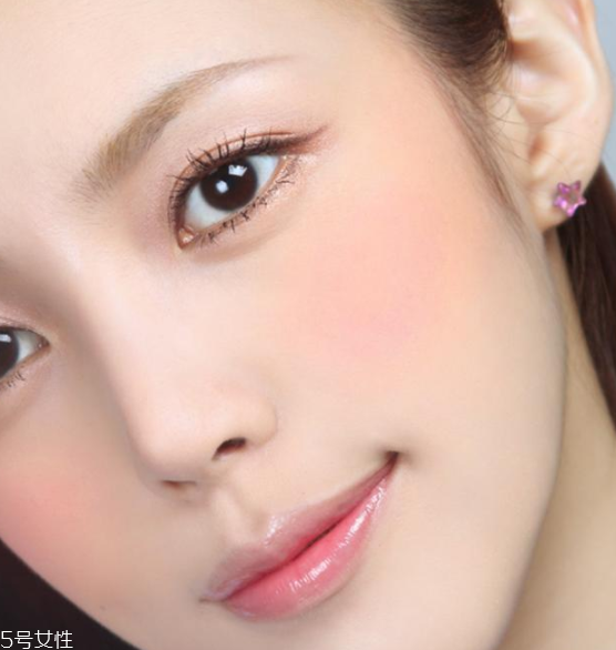 珊瑚色腮紅配什么口紅 珊瑚色腮紅妝容效果圖 珊瑚色腮紅配什么口紅 珊瑚色腮紅妝容效果圖