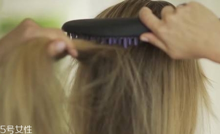 直發(fā)梳怎么用？直發(fā)梳使用步驟