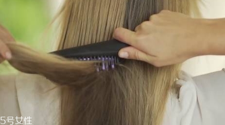 直發(fā)梳怎么用？直發(fā)梳使用步驟