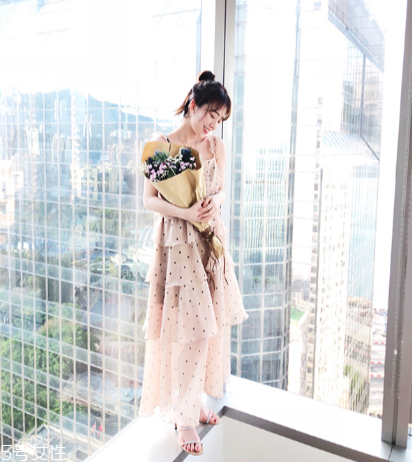 吊帶裙怎么穿好看？吊帶裙穿搭技巧