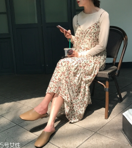 吊帶裙怎么穿好看？吊帶裙穿搭技巧