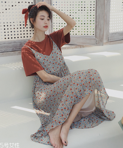 吊帶裙怎么穿好看？吊帶裙穿搭技巧