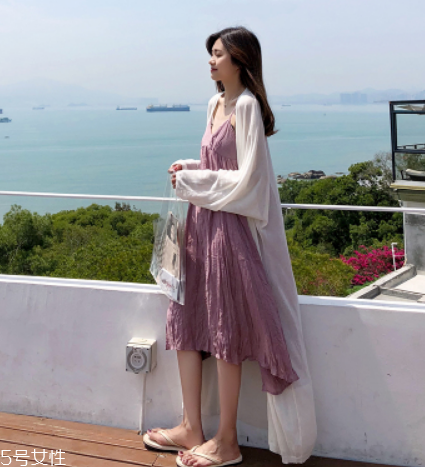 吊帶裙怎么穿好看？吊帶裙穿搭技巧