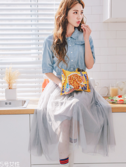 拼接連衣裙怎么搭配？拼接連衣裙搭配竅門