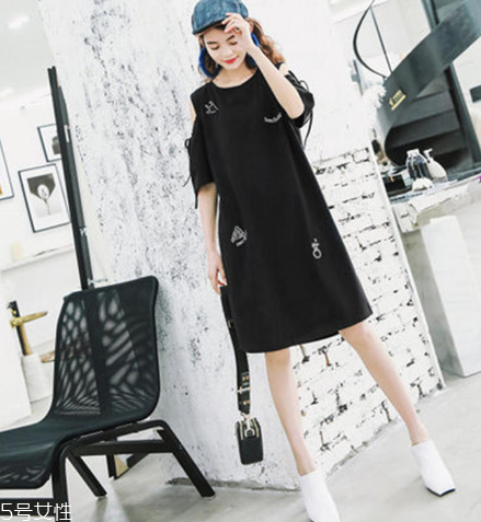 黑色連衣裙怎么搭配？黑色連衣裙搭配技巧