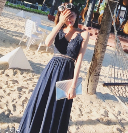 黑色連衣裙怎么搭配？黑色連衣裙搭配技巧