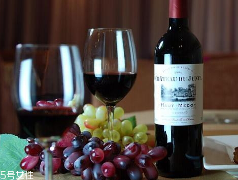 干紅葡萄酒可以放糖嗎 葡萄酒哪種比較甜 干紅葡萄酒可以放糖嗎 葡萄酒哪種比較甜