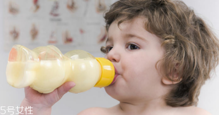1到3歲奶與輔食哪個重要 1到3歲怎么補充營養(yǎng) 1到3歲奶與輔食哪個重要 1到3歲怎么補充營養(yǎng)