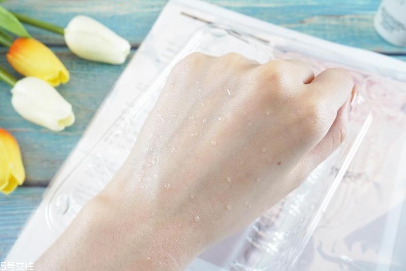 雅詩蘭黛晶透沁白防曬搖搖乳成膜快嗎？適合油痘皮嗎？