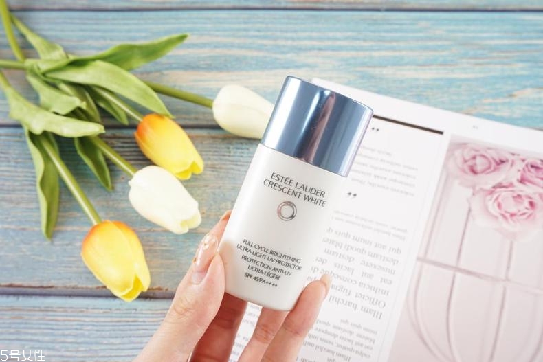 雅詩蘭黛晶透沁白防曬搖搖乳成膜快嗎？適合油痘皮嗎？