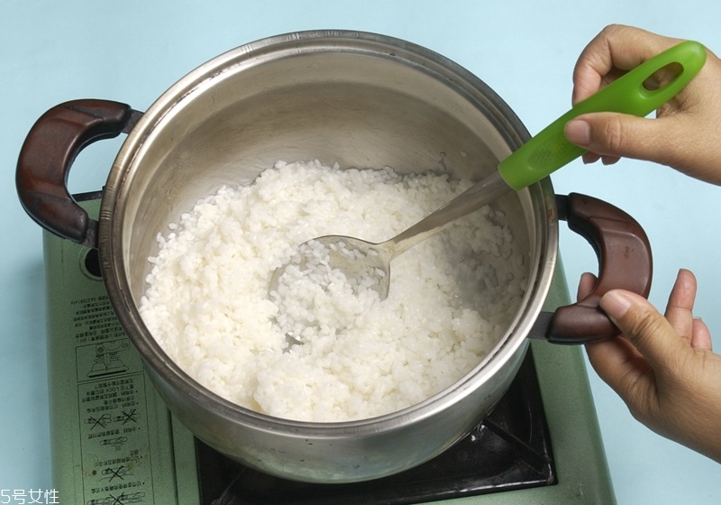 米飯?jiān)趺粗蠛贸?5個煮米飯好吃的技巧