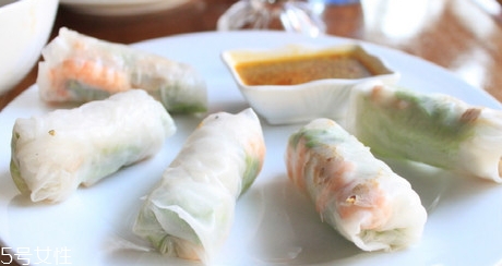 越南春卷皮用冷水還是熱水泡？越南春卷皮泡多久