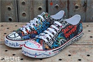 vetements涂鴉帆布鞋多少錢_在哪買？