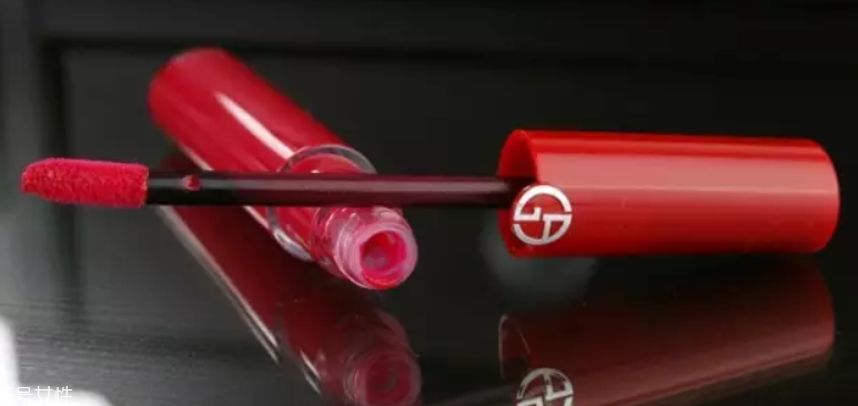 玫紅色口紅配什么發(fā)色 玫紅色口紅和黃色頭發(fā)搭嗎 玫紅色口紅配什么發(fā)色 玫紅色口紅和黃色頭發(fā)搭嗎