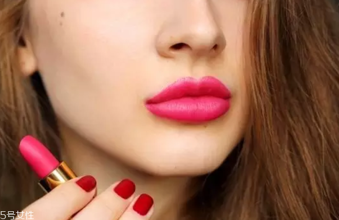 玫紅色口紅配什么發(fā)色 玫紅色口紅和黃色頭發(fā)搭嗎 玫紅色口紅配什么發(fā)色 玫紅色口紅和黃色頭發(fā)搭嗎
