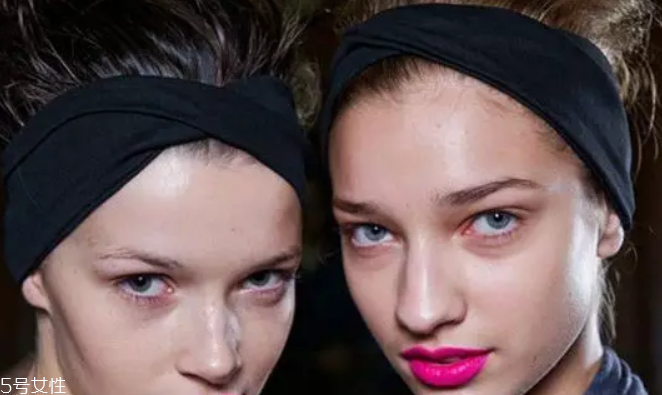 玫紅色口紅配什么發(fā)色 玫紅色口紅和黃色頭發(fā)搭嗎 玫紅色口紅配什么發(fā)色 玫紅色口紅和黃色頭發(fā)搭嗎