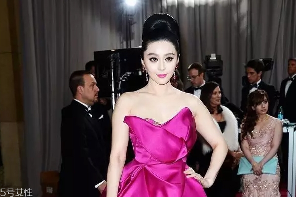 玫紅色口紅配什么發(fā)色 玫紅色口紅和黃色頭發(fā)搭嗎 玫紅色口紅配什么發(fā)色 玫紅色口紅和黃色頭發(fā)搭嗎